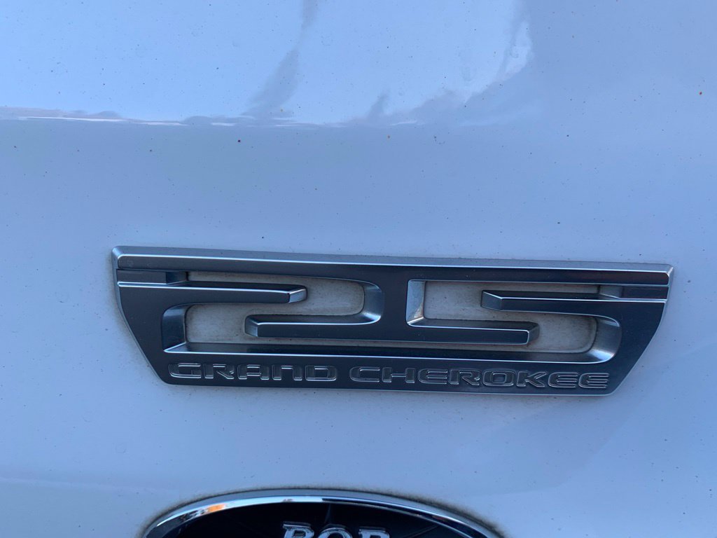 Used 2018 Bright White Clearcoat Jeep Limited image 9
