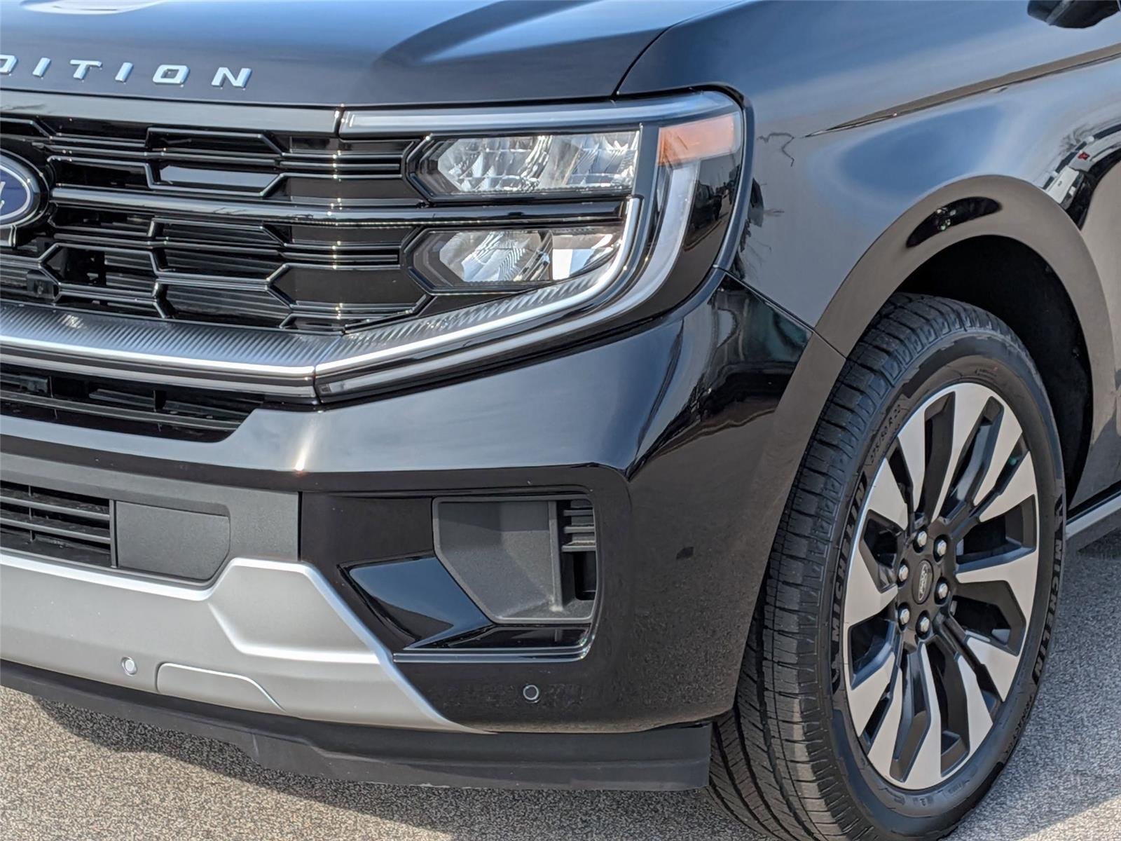 New 2025 Agate Black Metallic Ford Platinum® MAX image 2