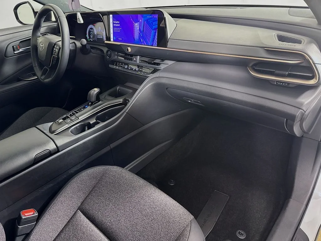 Used 2023 White Toyota XLE image 33
