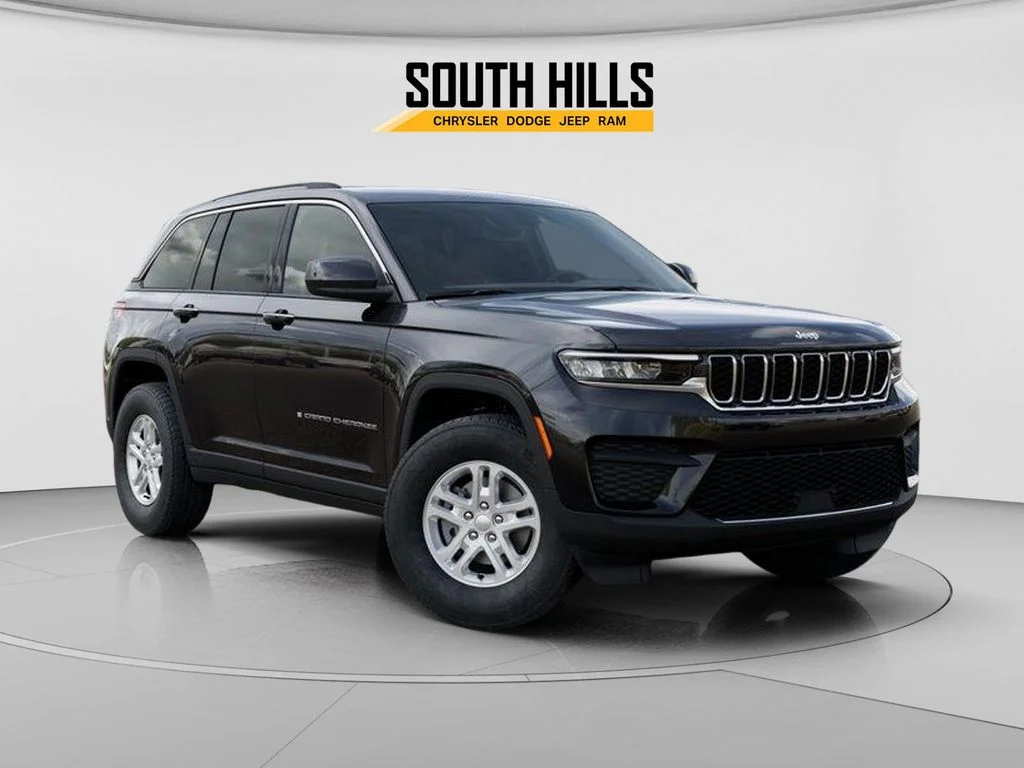 New 2025 Diamond Black Crystal Pearl-Coat Exterior Paint Jeep Laredo image 5