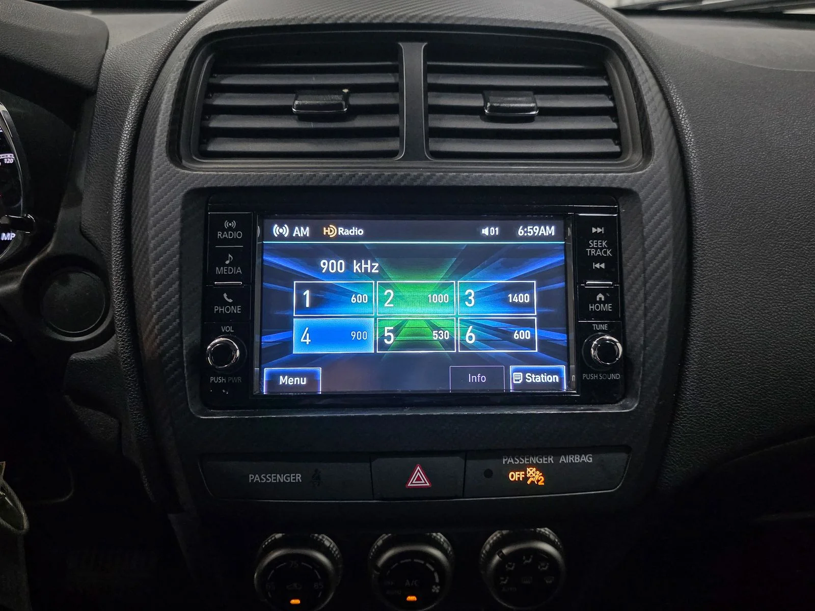 Used 2024  Mitsubishi  image 25