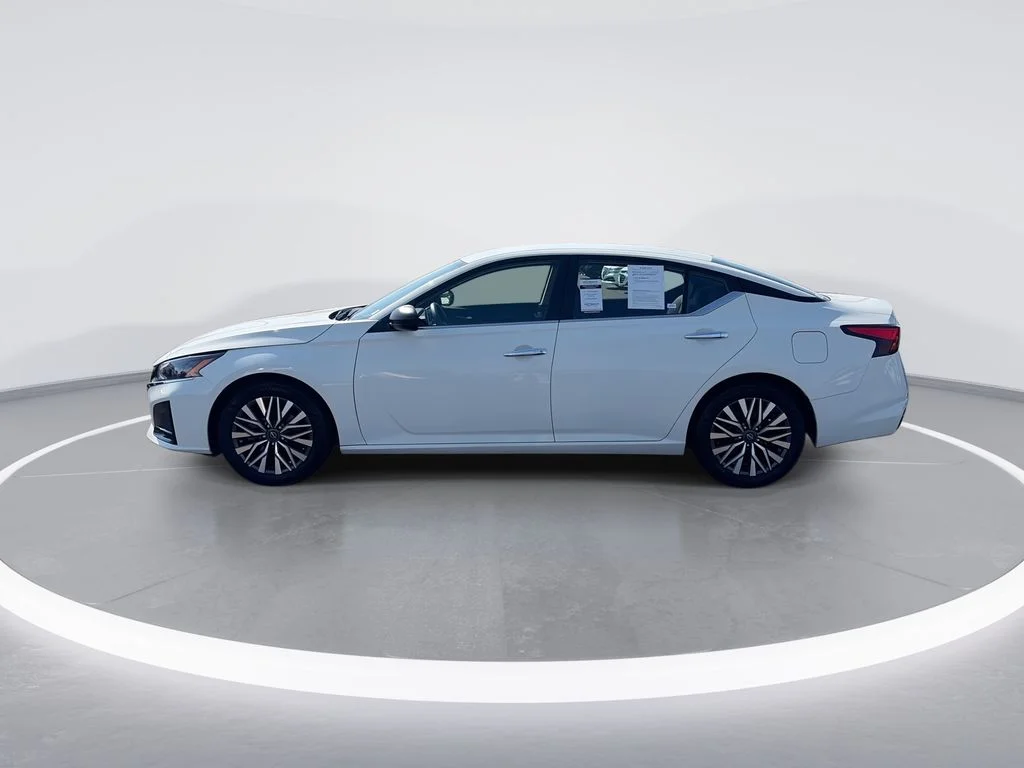 Used 2025 White Nissan 2.5 SV image 5