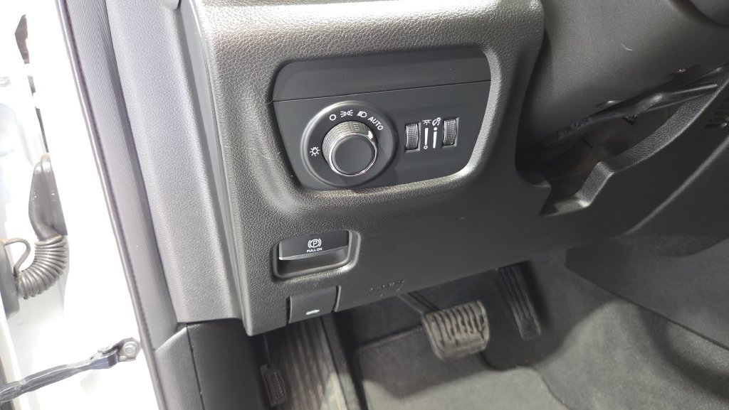 Used 2023 White Jeep Laredo image 32