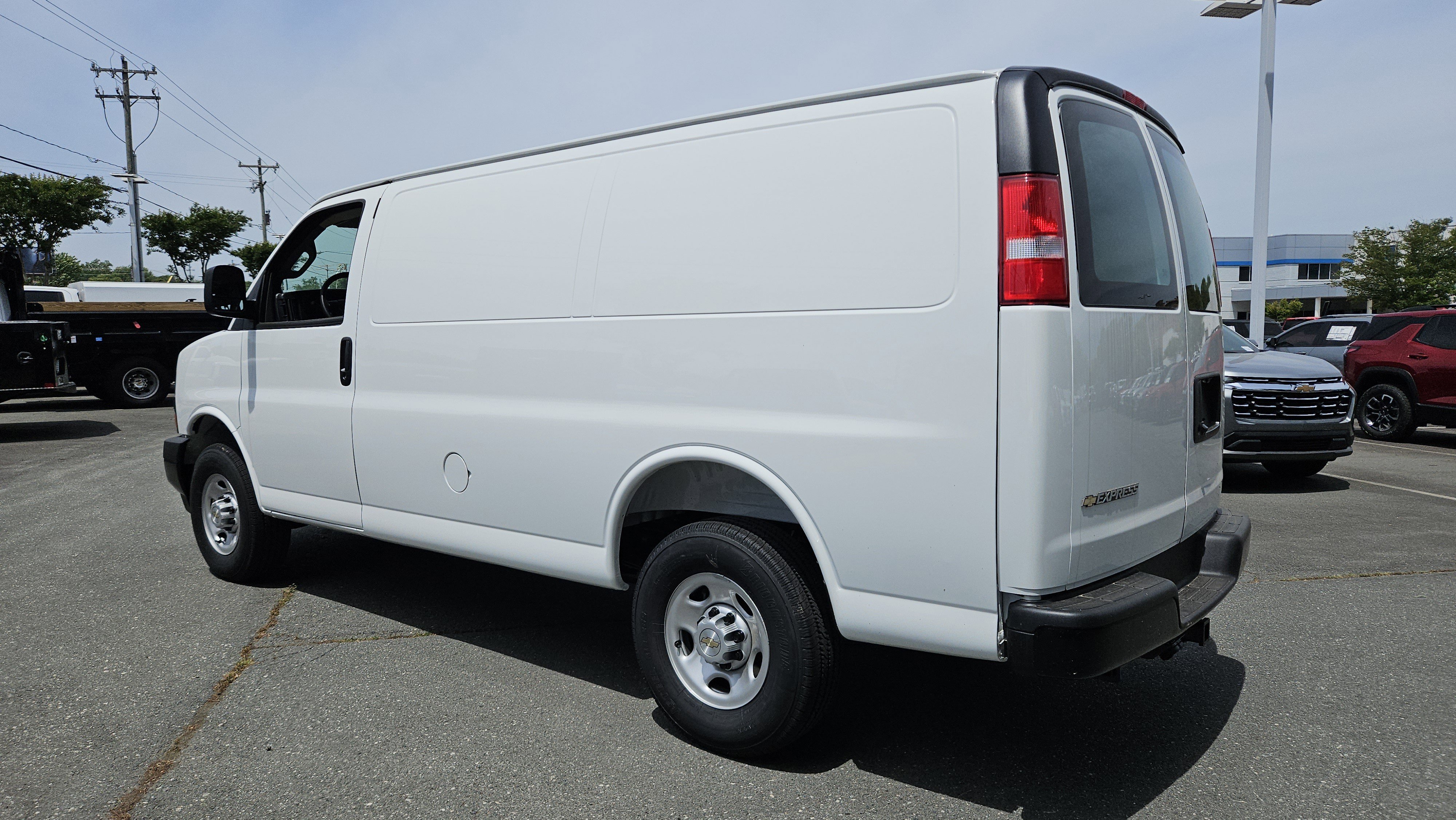 New 2025 Summit White Chevrolet WT image 3