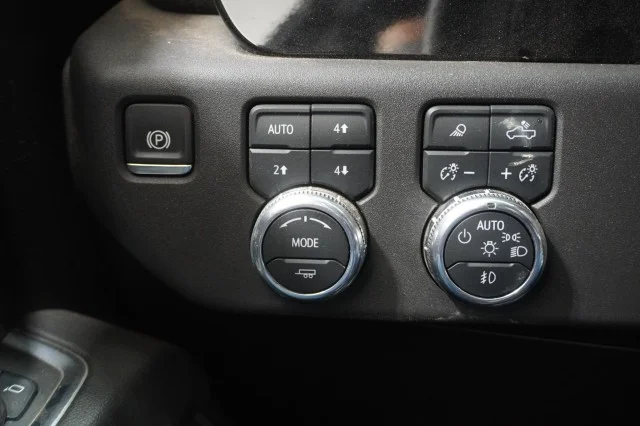Used 2024 INTERSTELLAR WHITE GMC SLT image 28