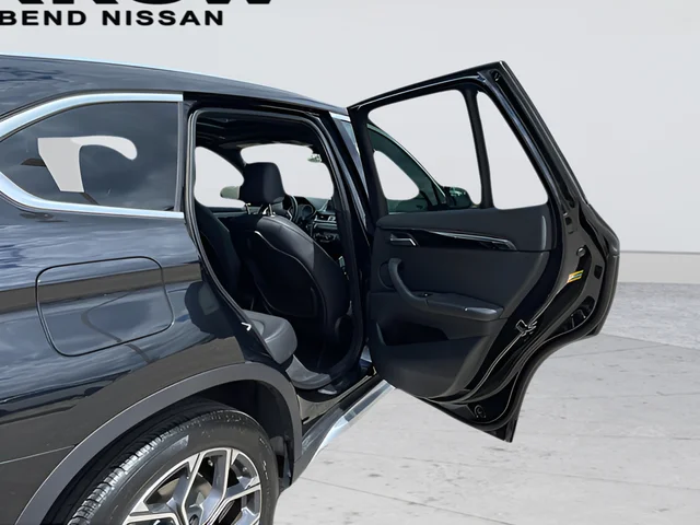 Used 2022 Black BMW xDrive28i image 41