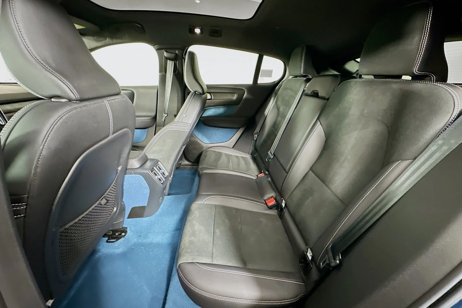 Used 2023 Fjord Blue Metallic Volvo Plus image 9