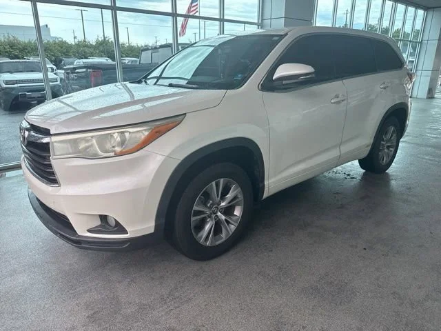 Used 2016 Blizzard Pearl Toyota LE Plus image 3