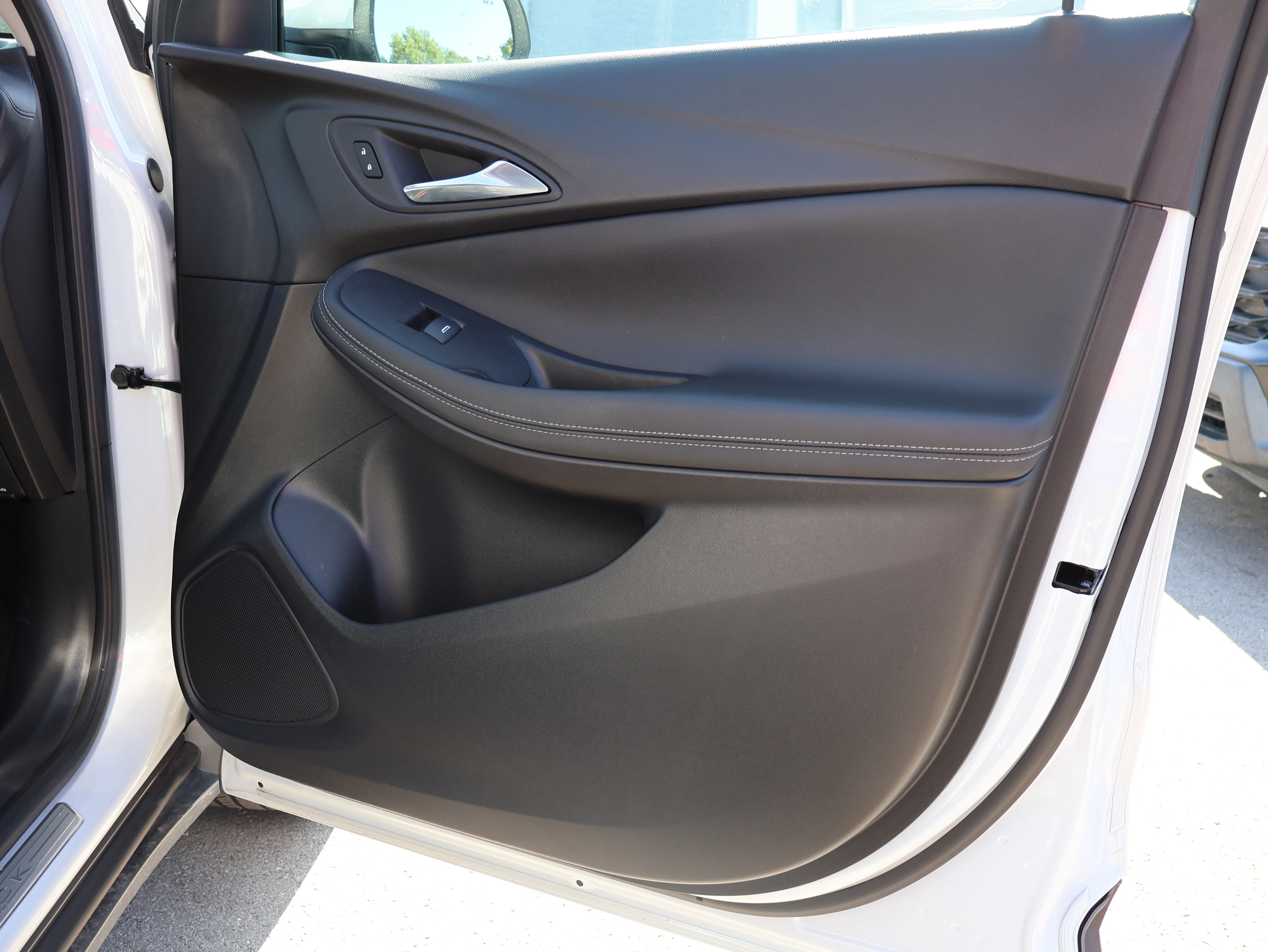 Used 2023 White Frost Tricoat Buick Essence image 11