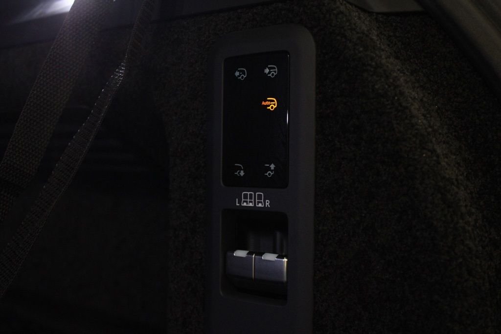 Used 2025 White Land Rover SE image 53