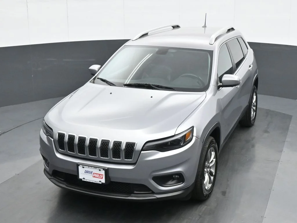 Used 2019 Silver Jeep Latitude Plus image 16