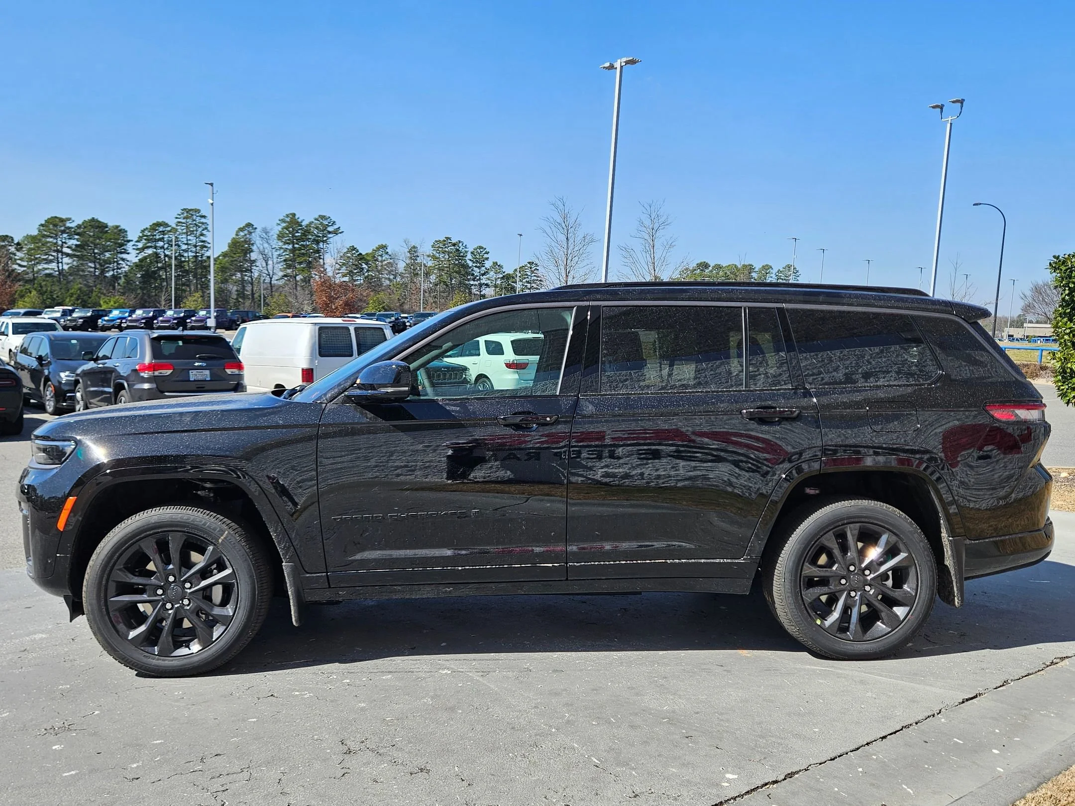 New 2026 Diamond Black Crystal Pearlcoat Jeep Limited Reserve image 4