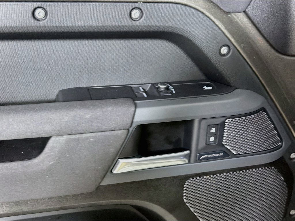 Used 2022 Gold Land Rover X-Dynamic S image 18