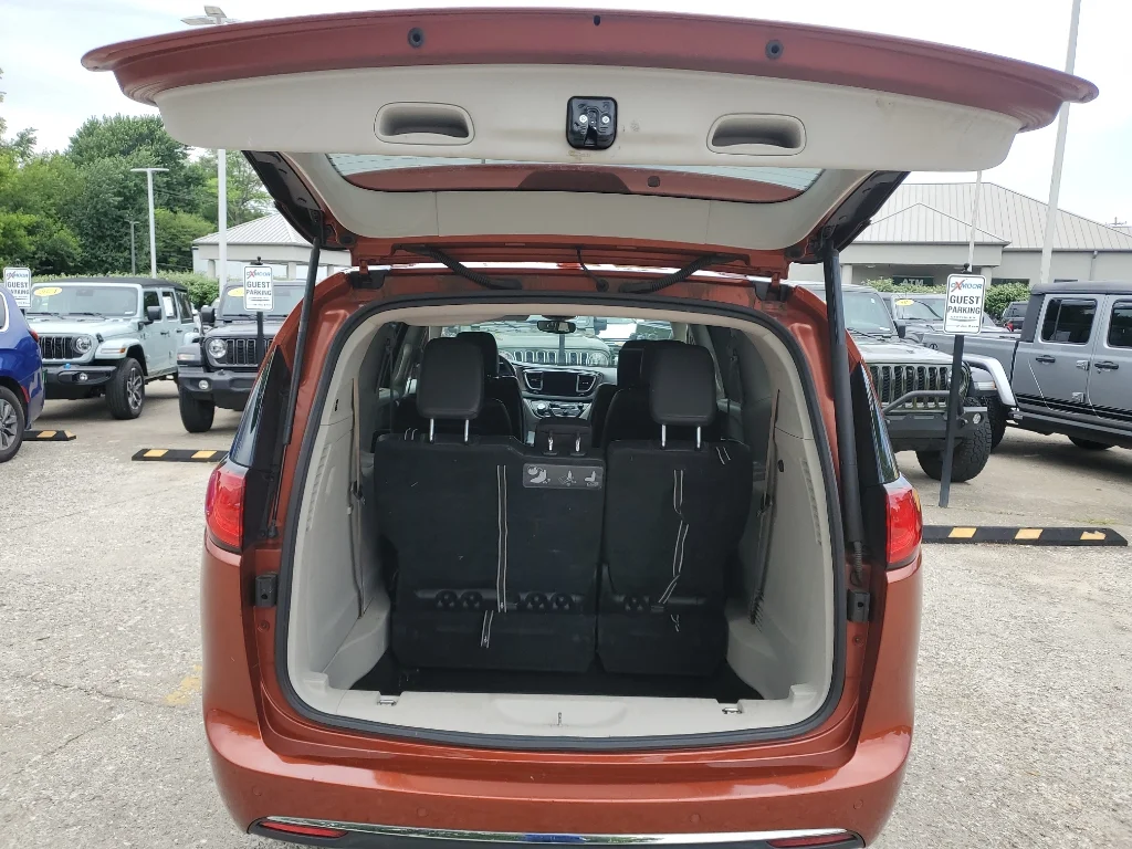 Used 2018 Copper Pearlcoat Chrysler Touring L Plus image 11