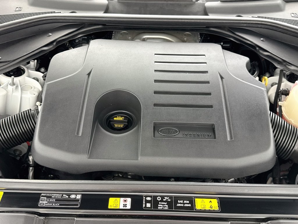 Certified Used 2025 Fuji White Land Rover SE image 28