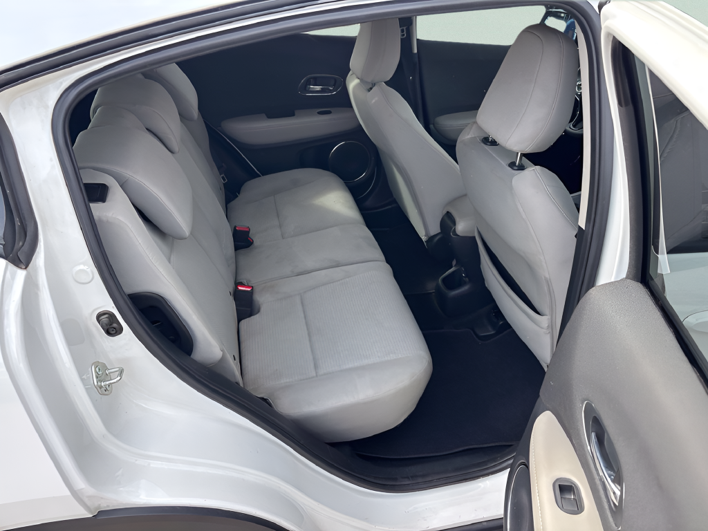 Used 2022 White Honda EX image 11