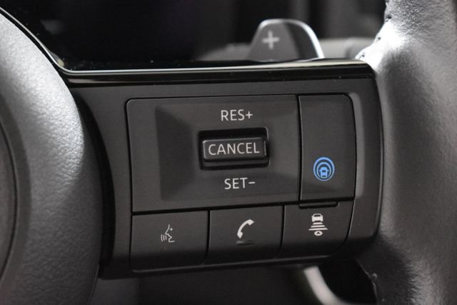 Used 2023 Gold Nissan Platinum image 26