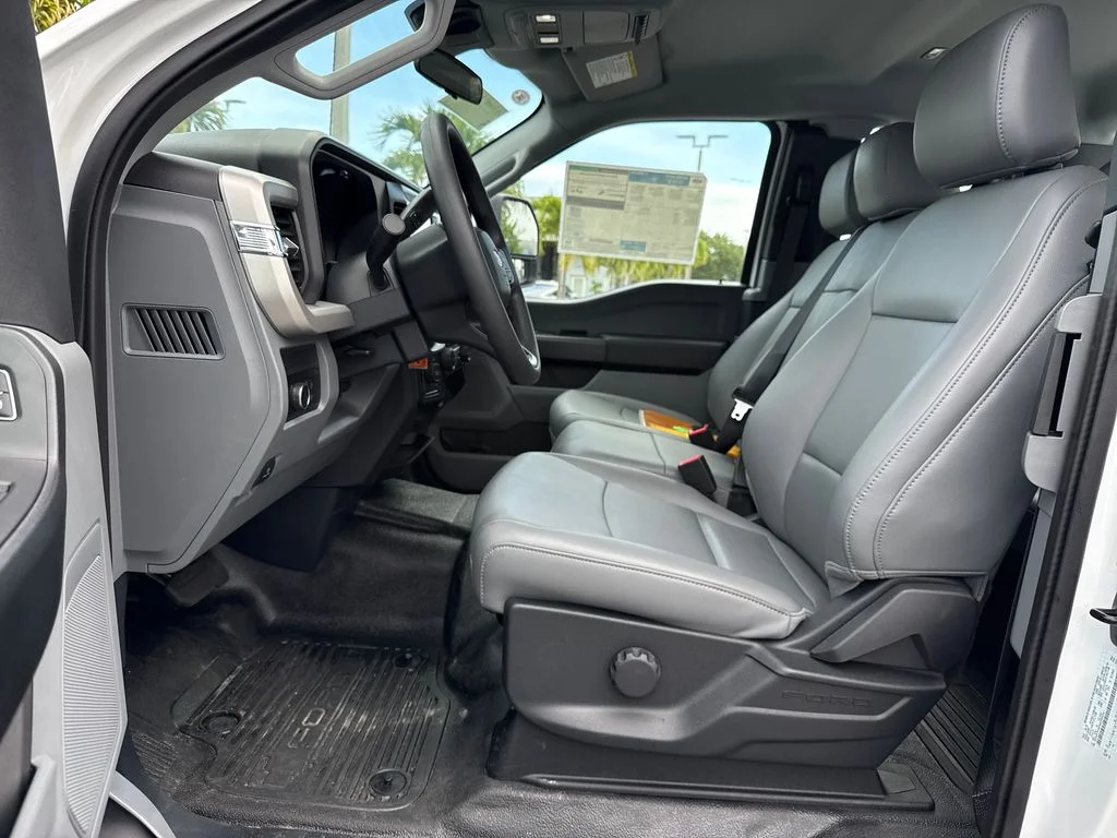 2025 Ford F-350 Super Duty Chassis Cab XL - Photo 18
