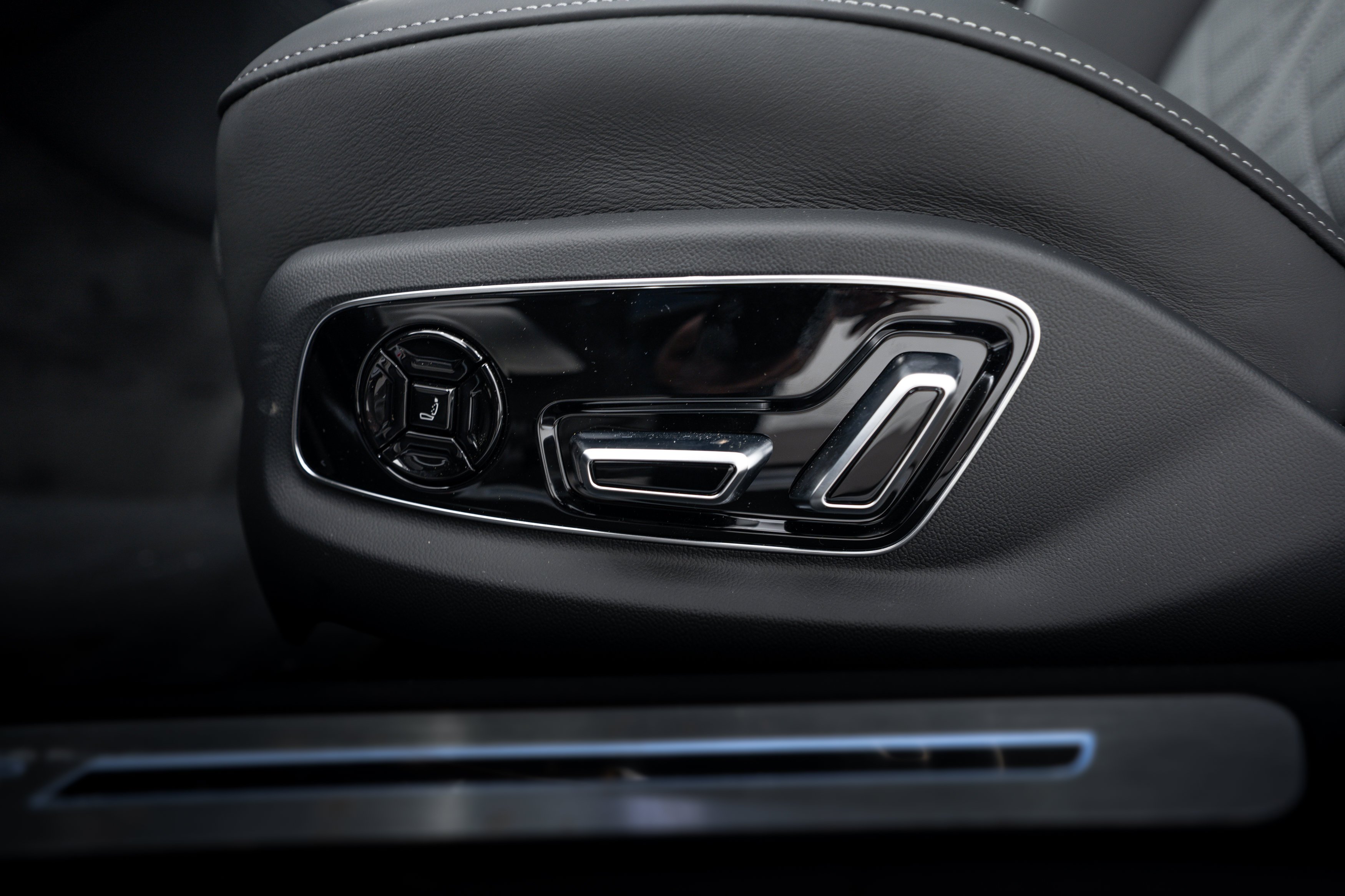 New 2026 Black Audi 4.0T image 16