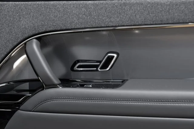 New 2026 Fuji White Land Rover Dynamic SE image 59