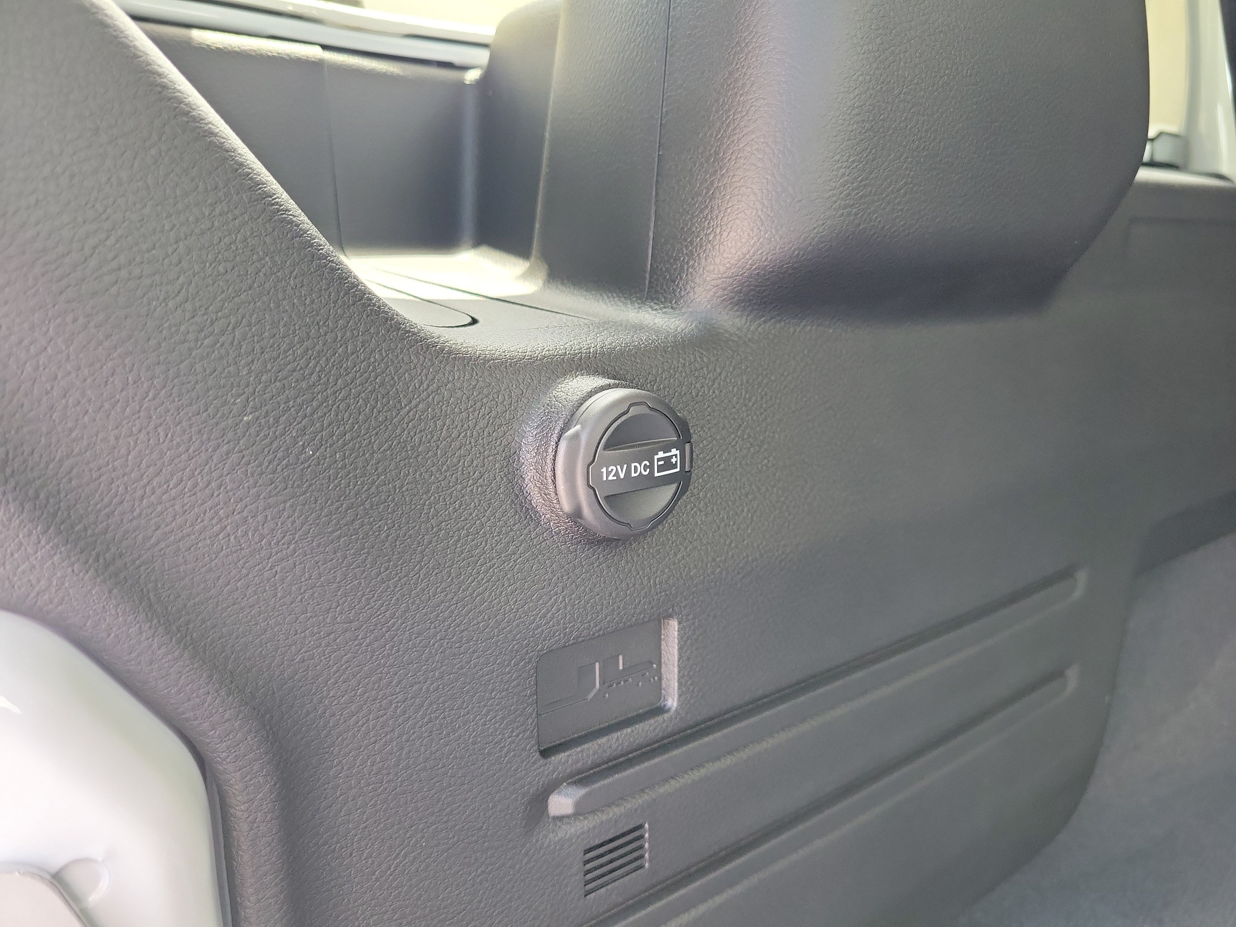 New 2026 Bright White Clear-Coat Exterior Paint Jeep Sahara image 8