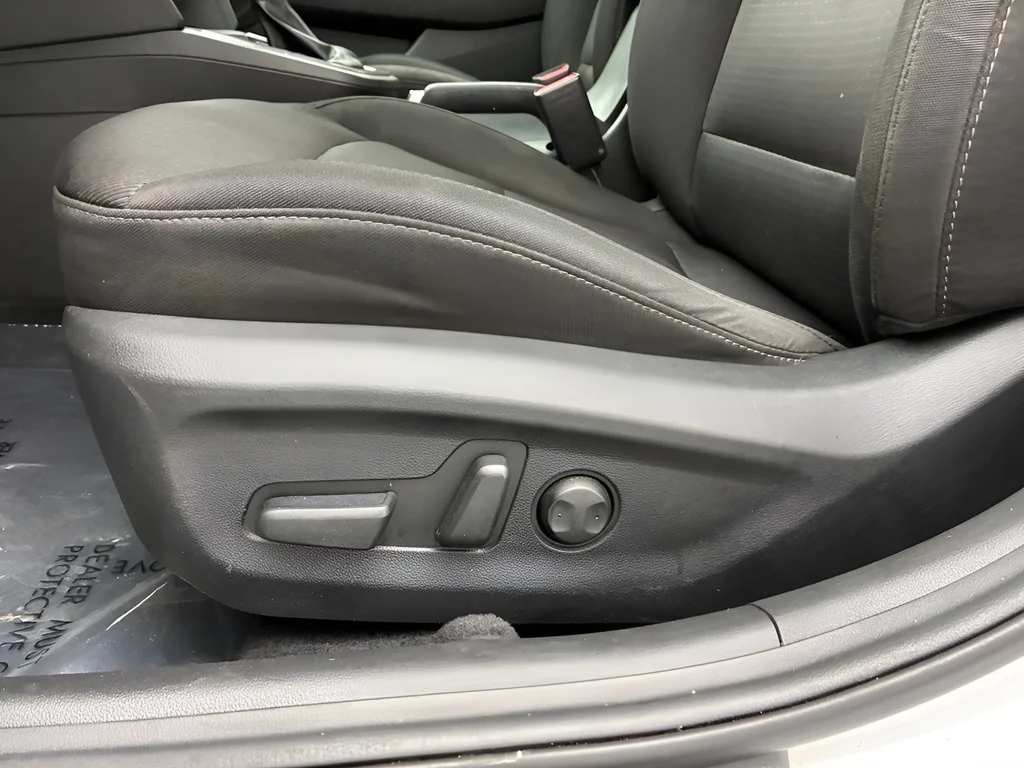 Used 2017 Quartz White Pearl Hyundai Value Edition image 8