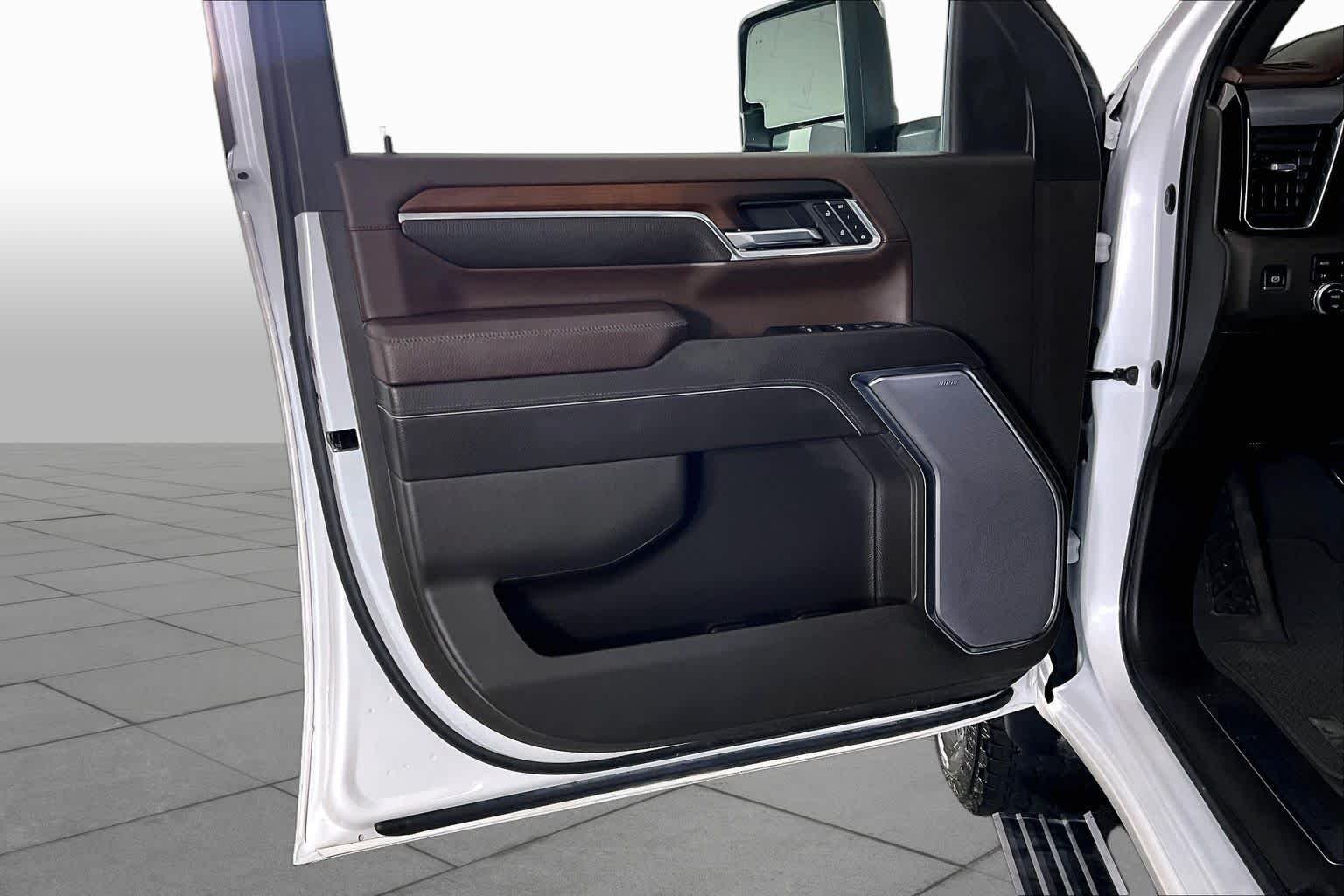 Used 2024 White Frost Tricoat GMC Denali image 20