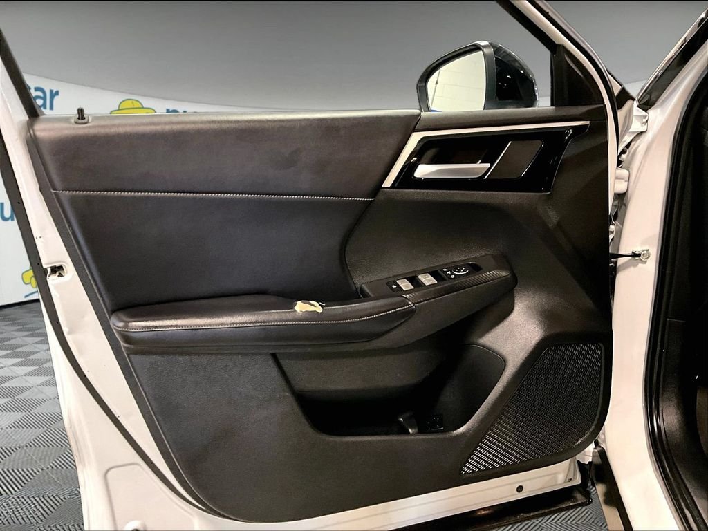 Used 2024 White Mitsubishi SE image 9