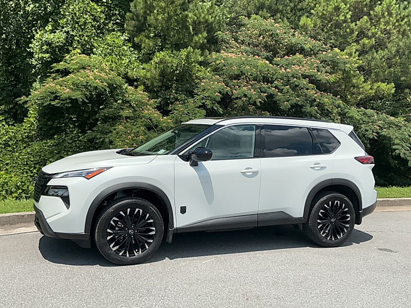 New 2026 Everest White Pearl Tricoat Nissan Dark Armor image 4