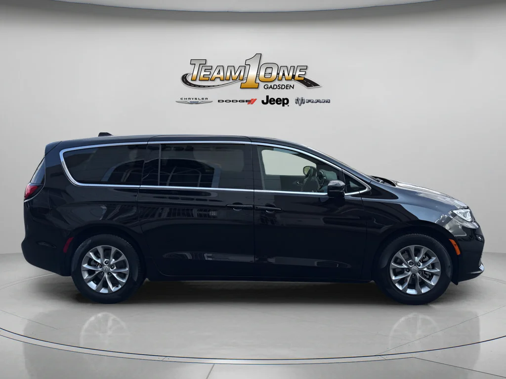 New 2026 Diamond Black Crystal Pearl-Coat Exterior Paint Chrysler Limited image 10