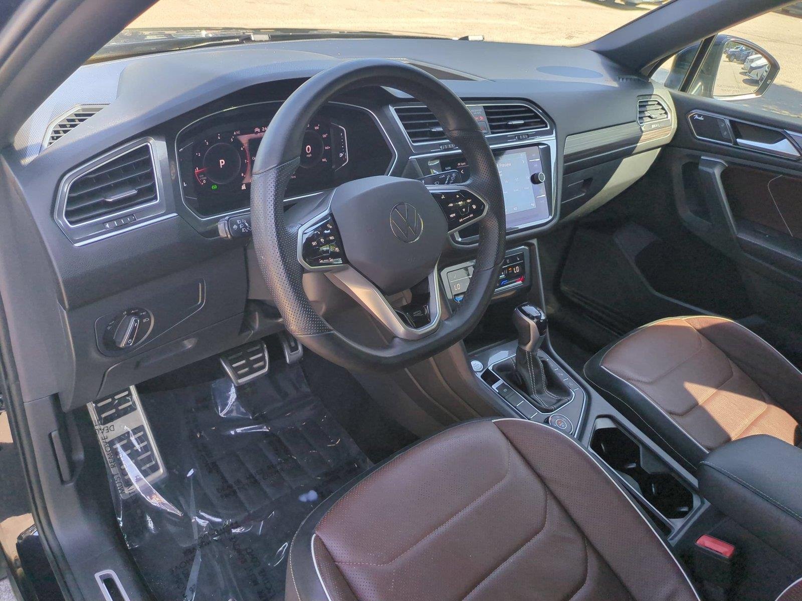 Used 2023  Volkswagen SEL R-Line image 18