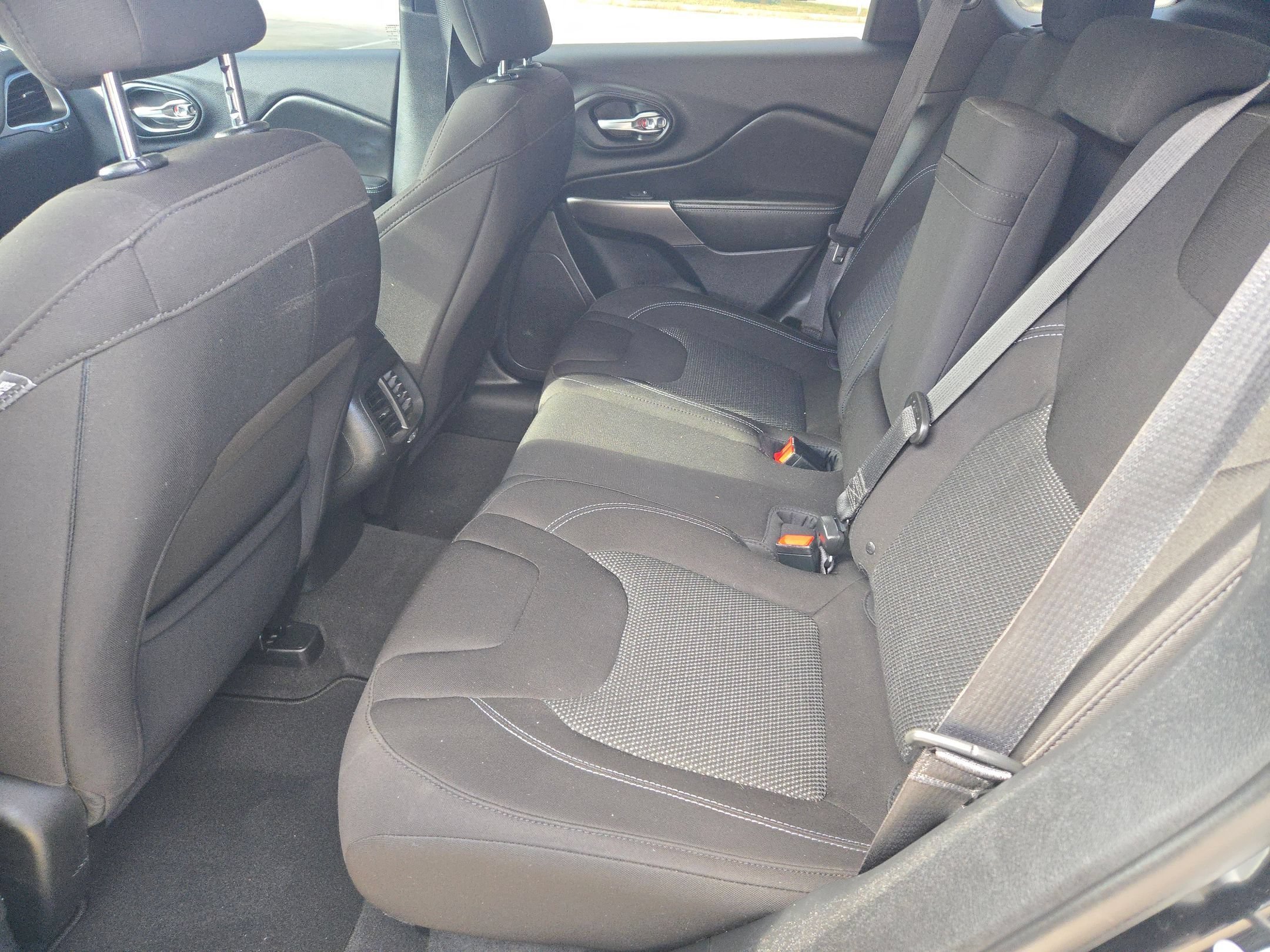 Used 2019 Diamond Black Crystal Pearlcoat Jeep Latitude image 14