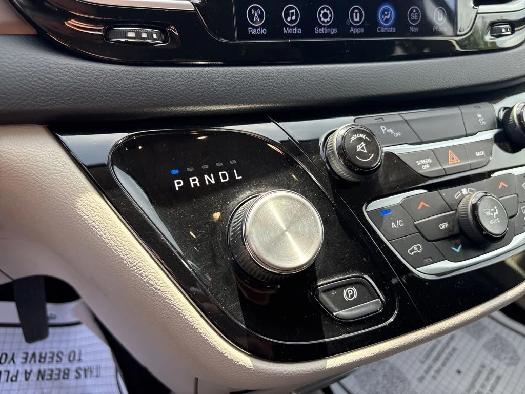 Used 2017 Brilliant Black Crystal Pearlcoat Chrysler Touring image 19