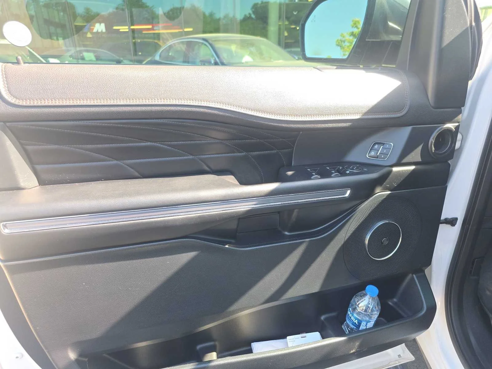 Used 2018 White Platinum Metallic Tri-Coat Ford Platinum image 17