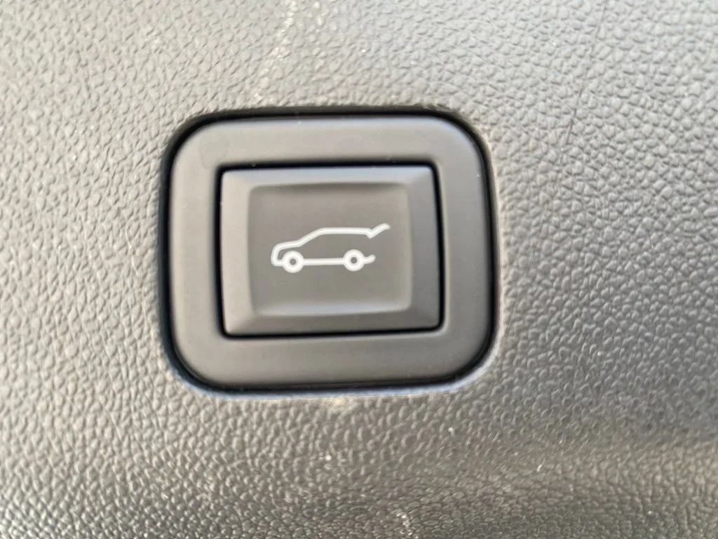 Used 2023 SUMMIT WHITE Chevrolet Premier image 35
