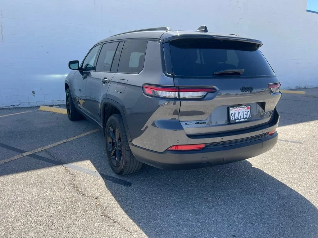 Used 2023 Gray Jeep Altitude image 3