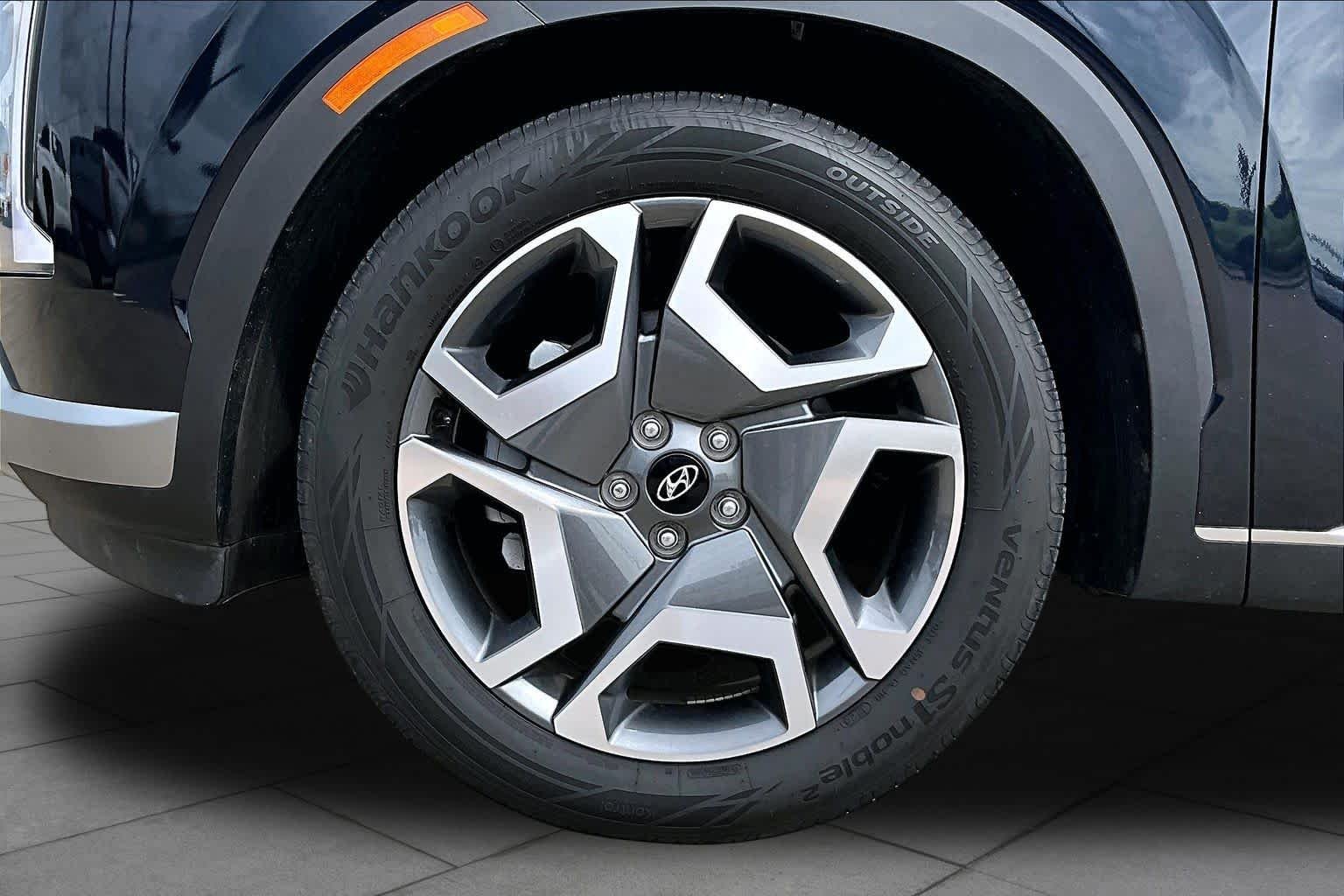 Used 2024 Moonlight Cloud Hyundai SEL 8P image 10