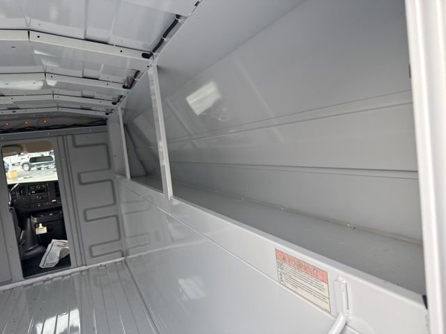 New 2025 Summit White GMC 1WT image 18