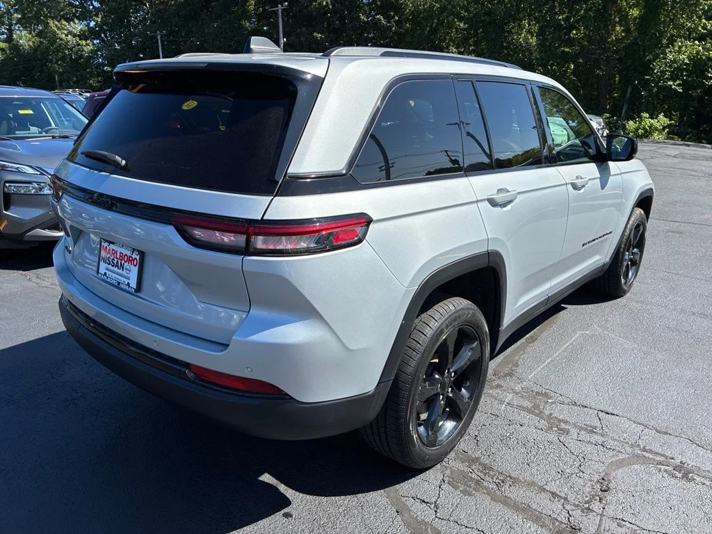 Used 2024 Silver Jeep Altitude X image 7