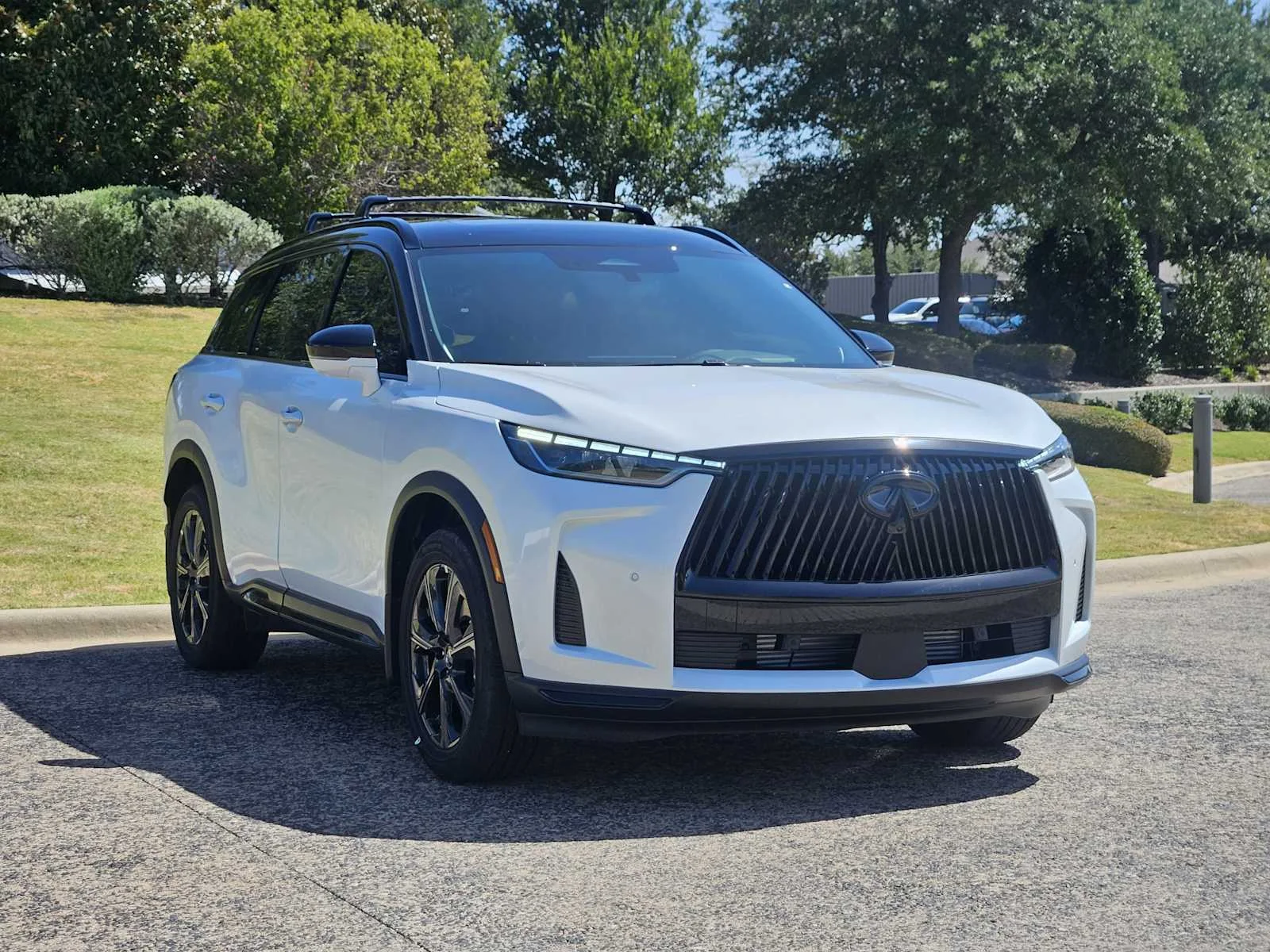 New 2027 2T RAD WHT INFINITI Autograph AWD image 2