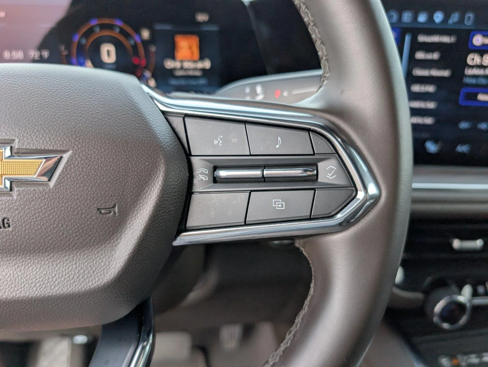 Used 2025 Sterling Gray Metallic Chevrolet LT image 27