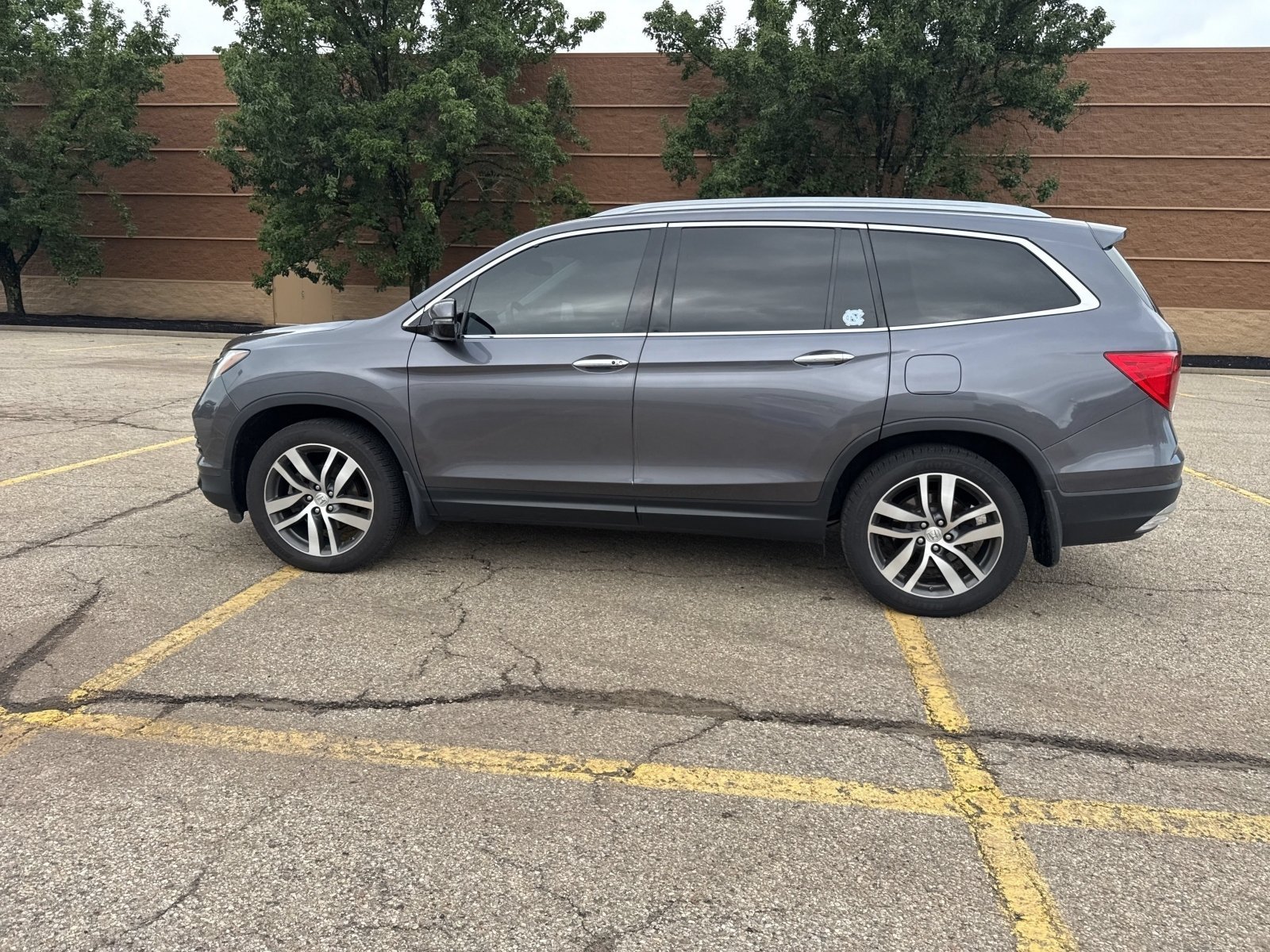 Used 2017 Modern Steel Metallic Honda Touring image 34