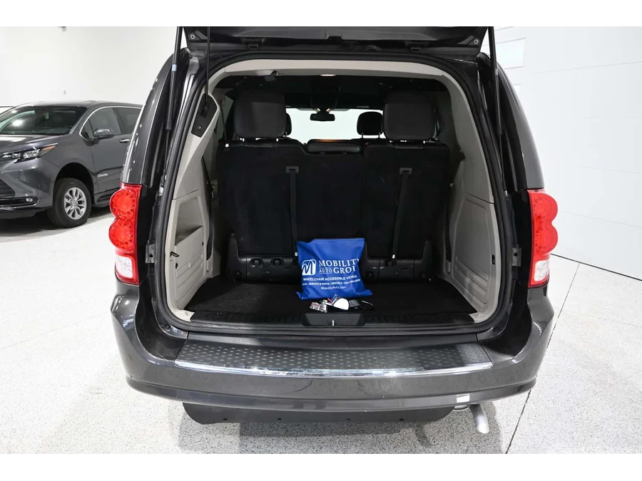 Used 2019 GRAY Dodge SXT Mobility Handicap Van image 25