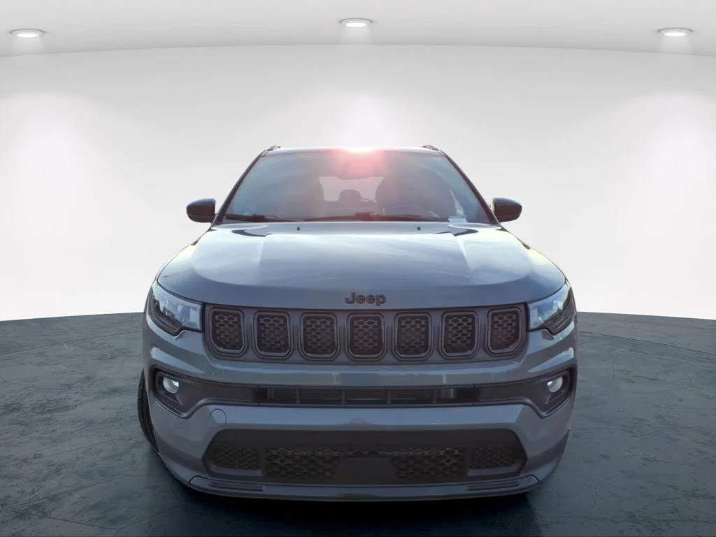 Used 2023 Gray Jeep Latitude image 4