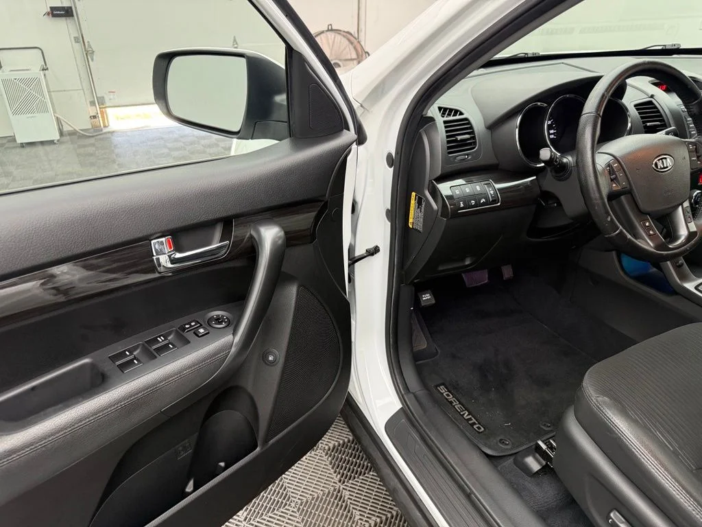 Used 2012 White Kia EX image 16