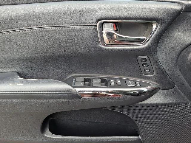 Used 2013 Red Toyota XLE Touring image 13