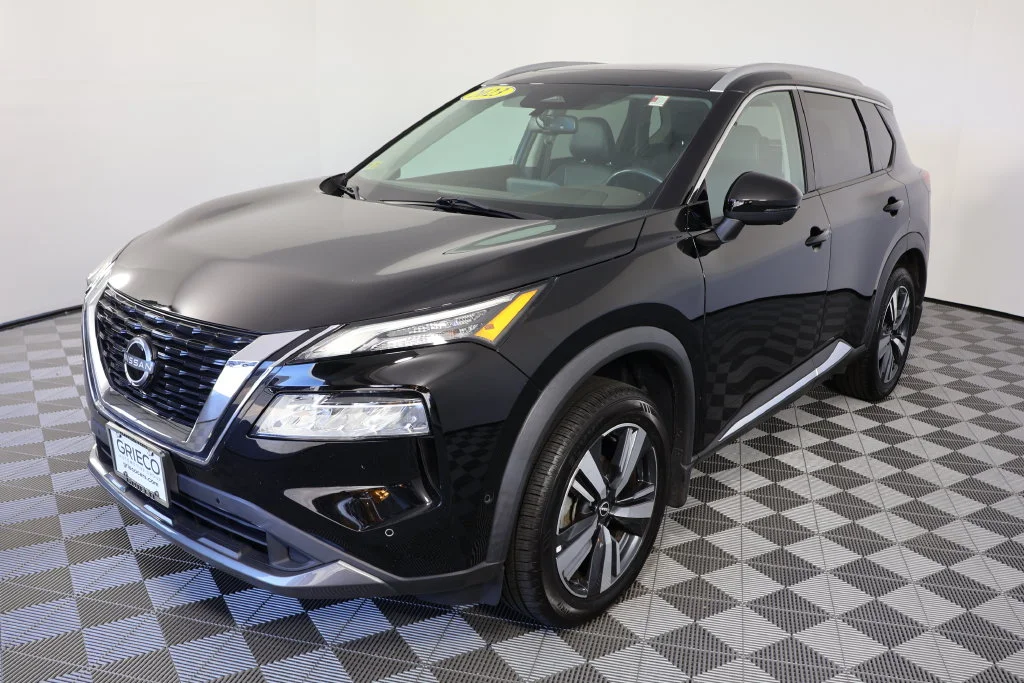Used 2023 Super Black Nissan SL image 4
