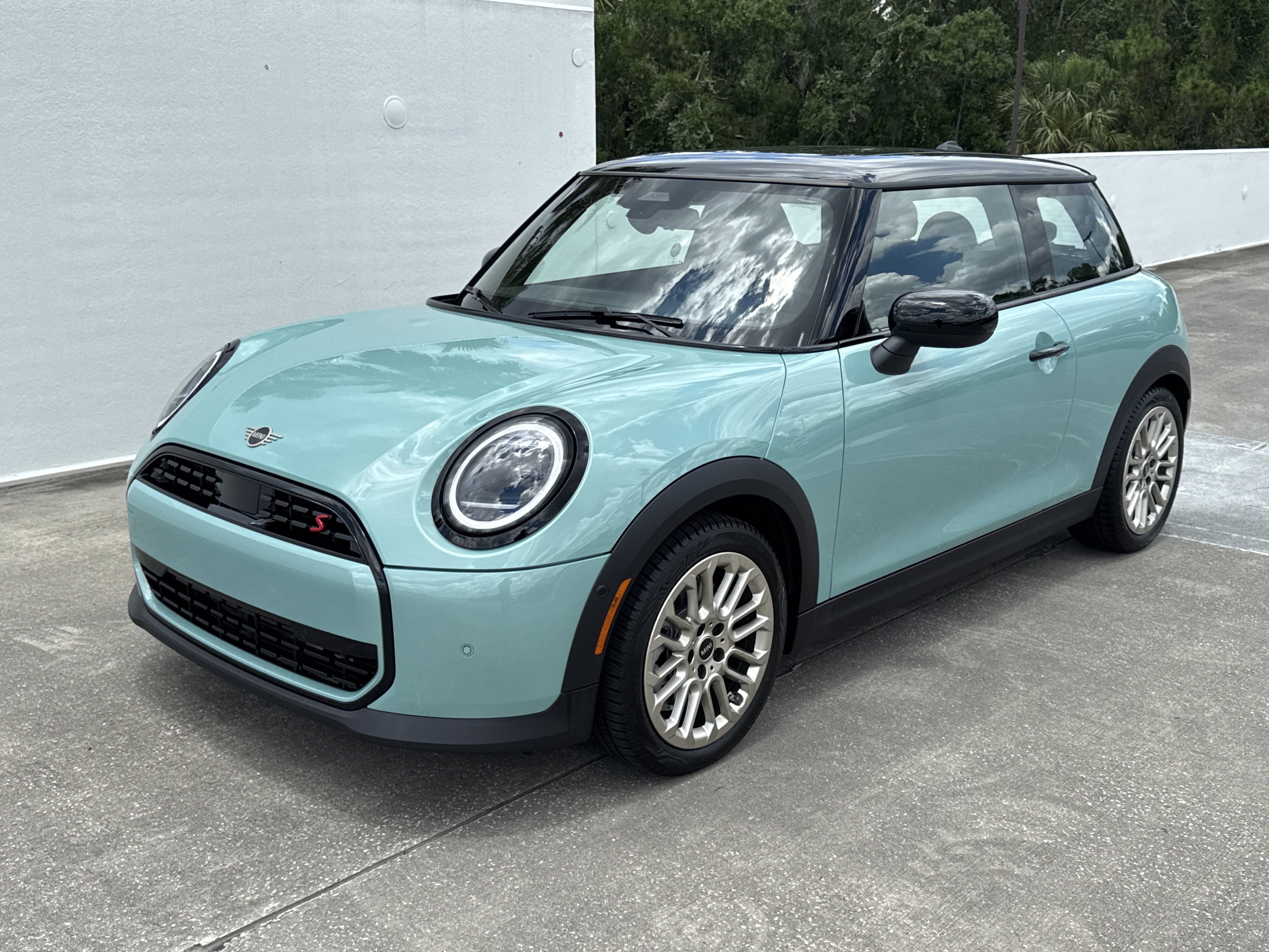 New 2026 Green Metallic MINI Signature Plus image 3
