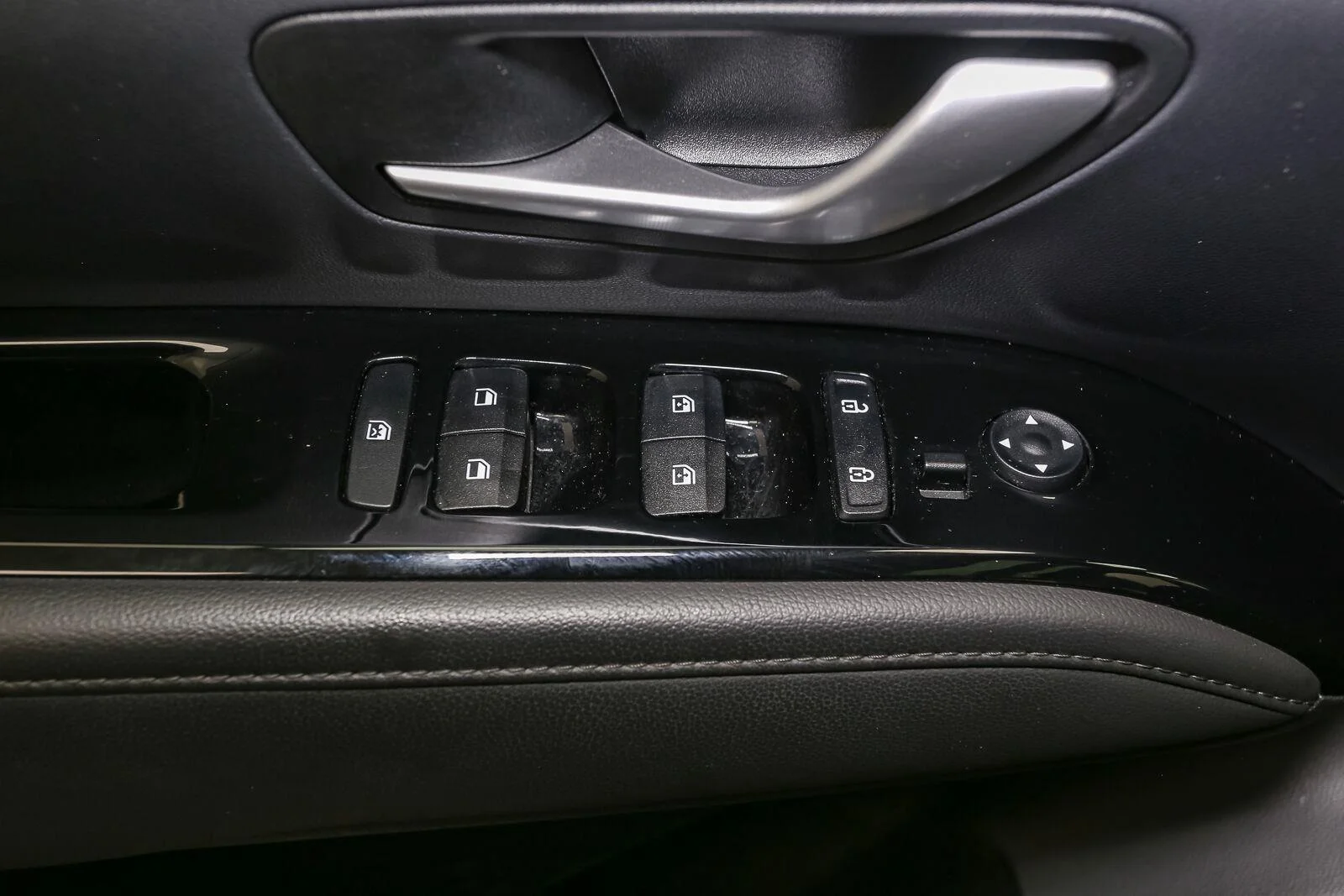 Used 2023 Amazon Gray Hyundai SEL Convenience image 45