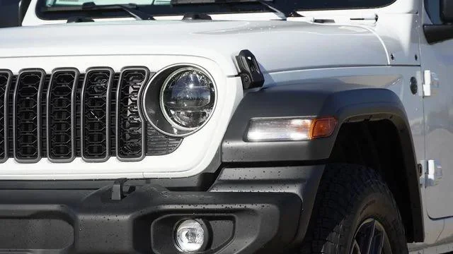 New 2026 Bright White Clear-Coat Exterior Paint Jeep Sport S image 4